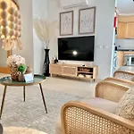 Lovely Beachfront Apartment With Aircon/Wifi