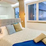 Luxury 2 Min Beach With Balcony, Ocean View, Wifi, Ac, Smarttv