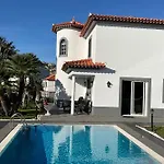 Funchal Apt- Sleeps 2 - Pool & Parking - Madeira