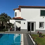Funchal Apt- Sleeps 2 - Pool & Parking - Madeira