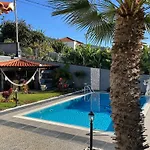 Funchal Apt- Sleeps 2 - Pool & Parking - Madeira