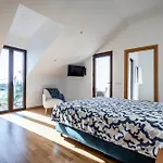 Villa Mit Pool Und Grossem Garten