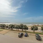 Modern Grand Seaside & Seaview By Vacationy