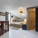 Sandycamps Surf House