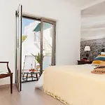 Beachouse - Surf, Bed & Breakfast
