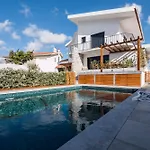 Beguest Sun & Pool House
