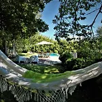 Quarto Duplo Com Jardim E Piscina