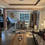 Funchal Apt- Sleeps 2 - Pool & Parking - Madeira