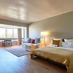 Beachfront Cascais,Estoril Apartment