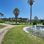 Beachfront Cascais,Estoril Apartment