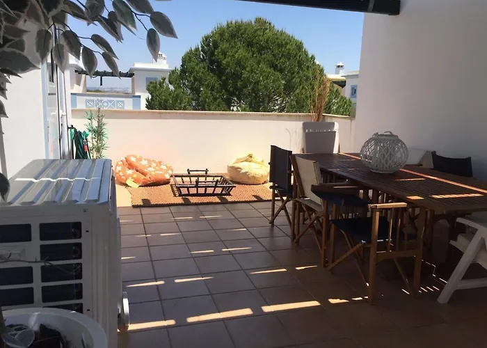 Garden Villa, Cosy House By The Sea