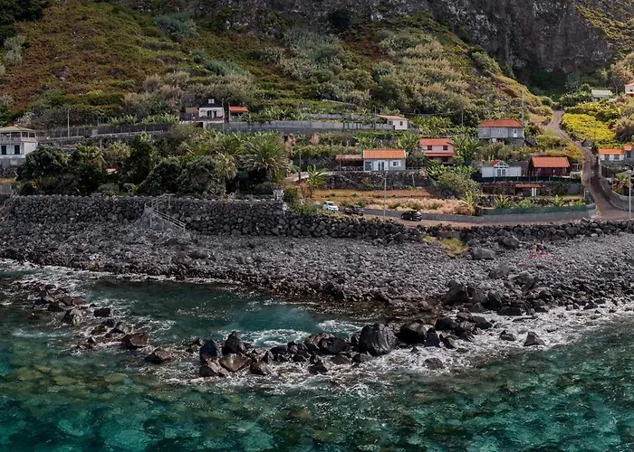 Casa da Rocha de Baixo by An Island Apart