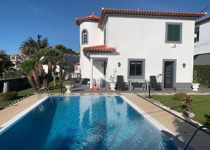 Funchal Apt- Sleeps 2 - Pool & Parking - Madeira