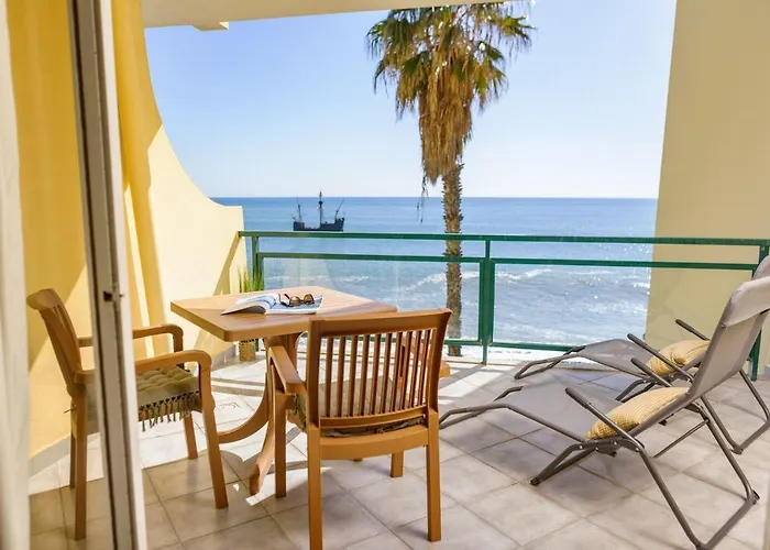 Cosy Apartment With Sea View And Pool