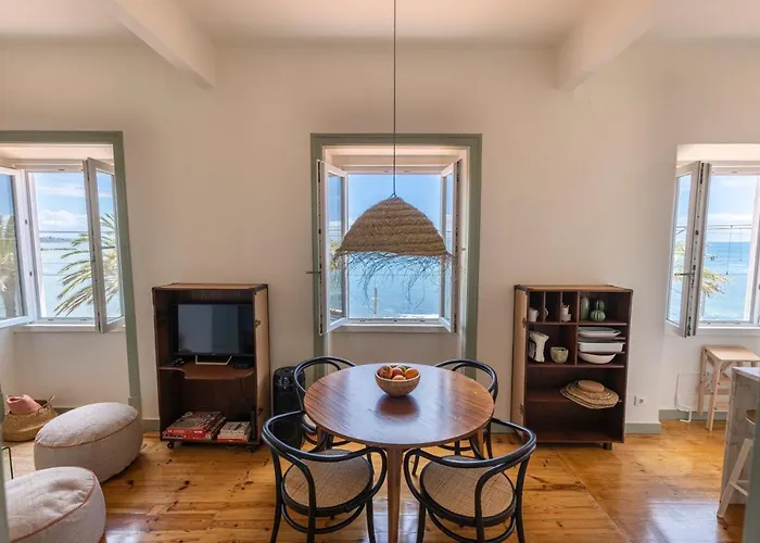 Monte Estoril Train Station - Seaside Apartment