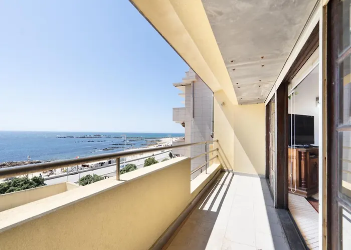 Host Wise - Spacious & Sunny Vintage Apartment At The Beach