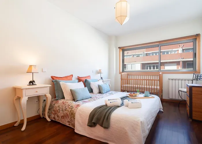 Host Wise - Homely Large Flat - Balcony