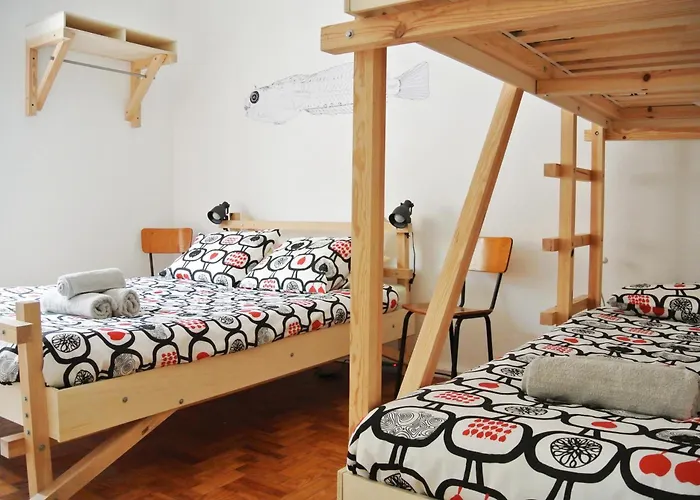Nazare Hostel - Rooms & Dorms