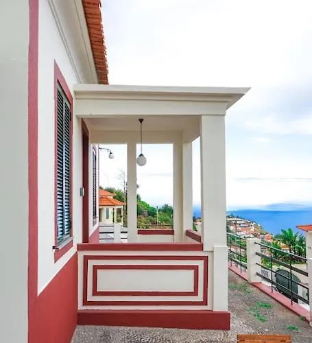 Renovated Traditional House W 3Br & Outdoor Space