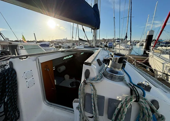 Barco A Vela Em Peniche - West Sailing