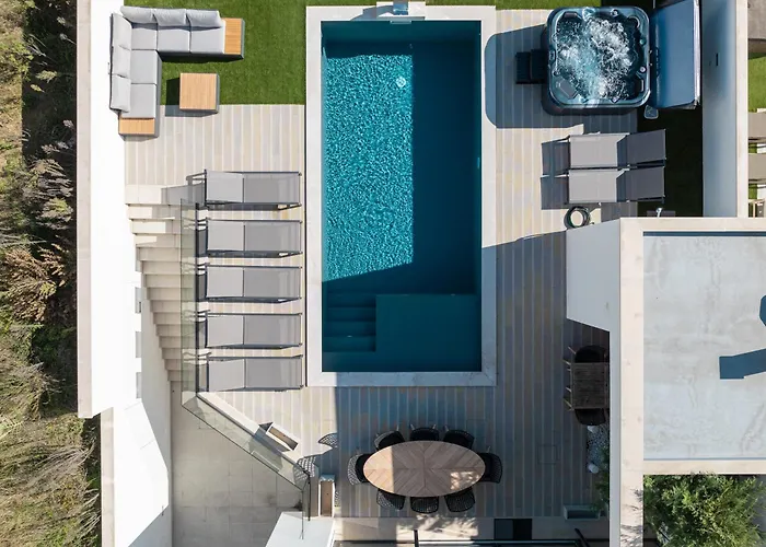 Paradise Villa, Luxury Villa Near The Beach