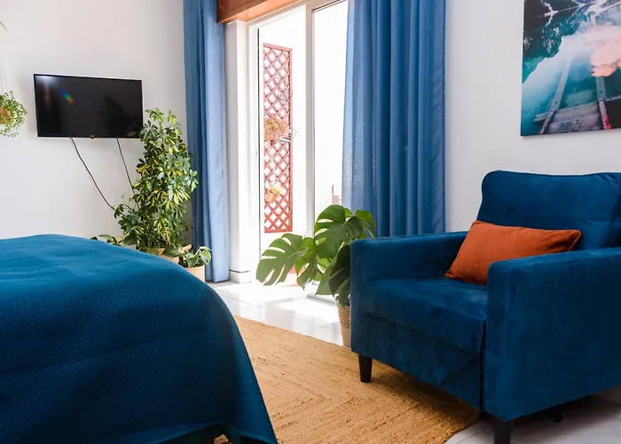 Hillside Studio With Sea View & Fibre Internet