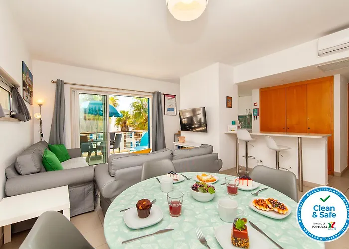 B06 - Top-Floor Marina 2 Bed Apartment