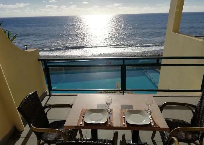 By The Beach & Pool Apartment