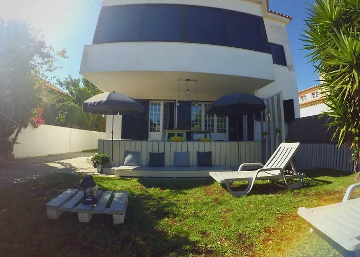 Lisbon Waves Surf Lodge
