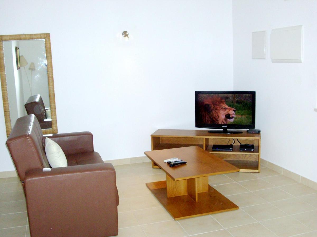 Charming With Shared Pool Apartment