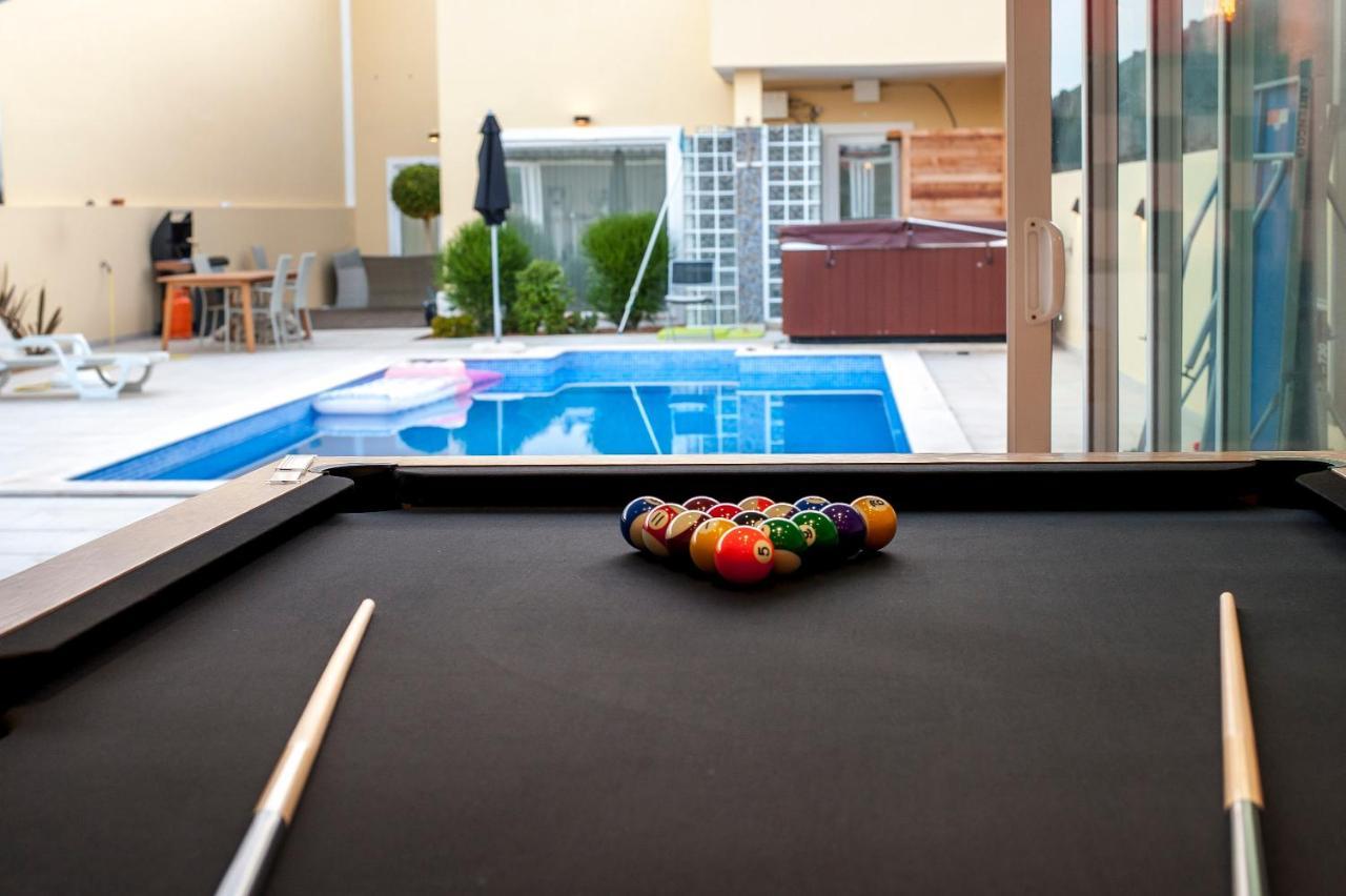 Aqua-jacuzzi-heatable Pool-sauna-gym-snooker Villa *