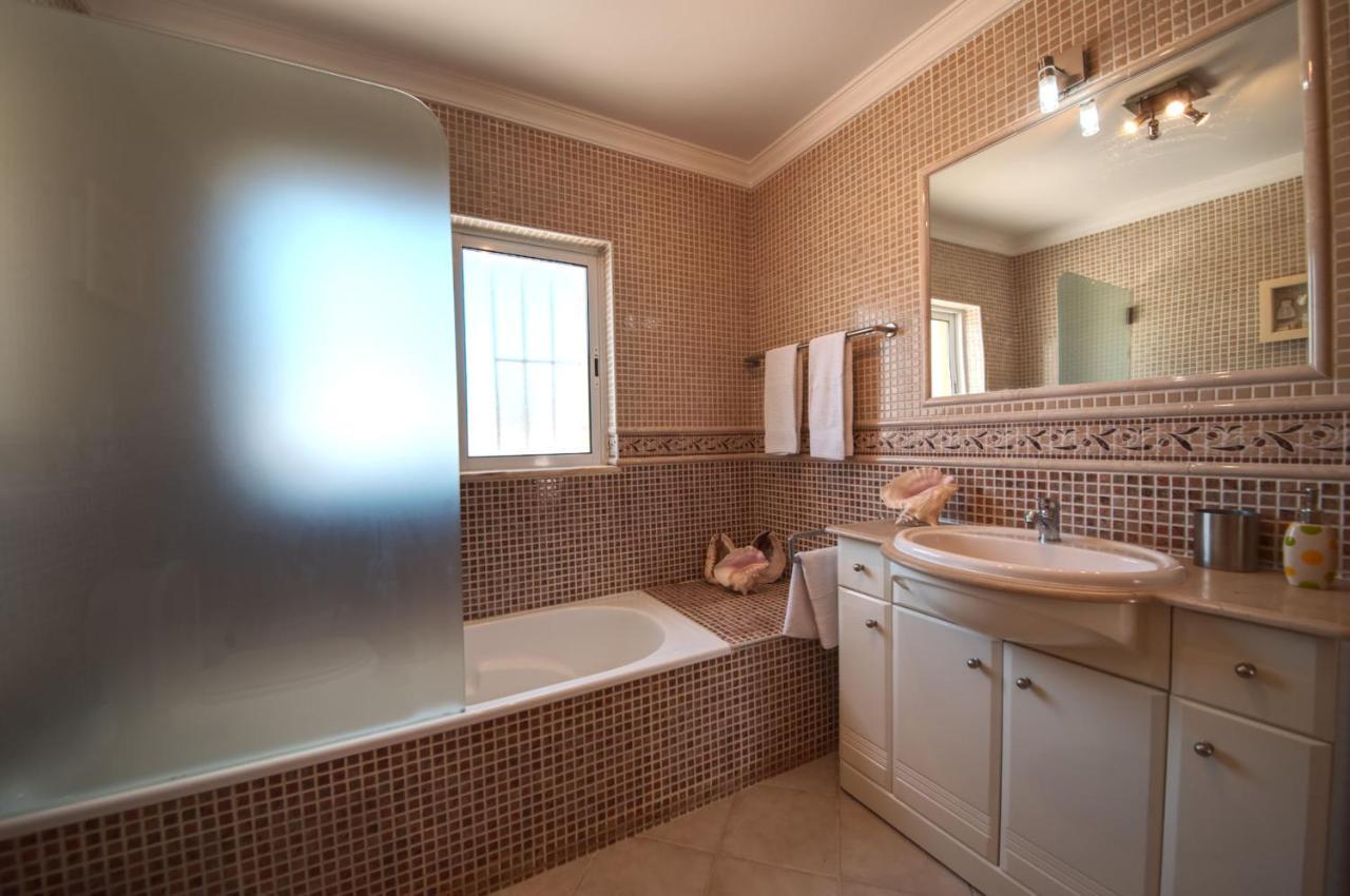 Сasa de vacaciones Spacious House With Private Pool In *