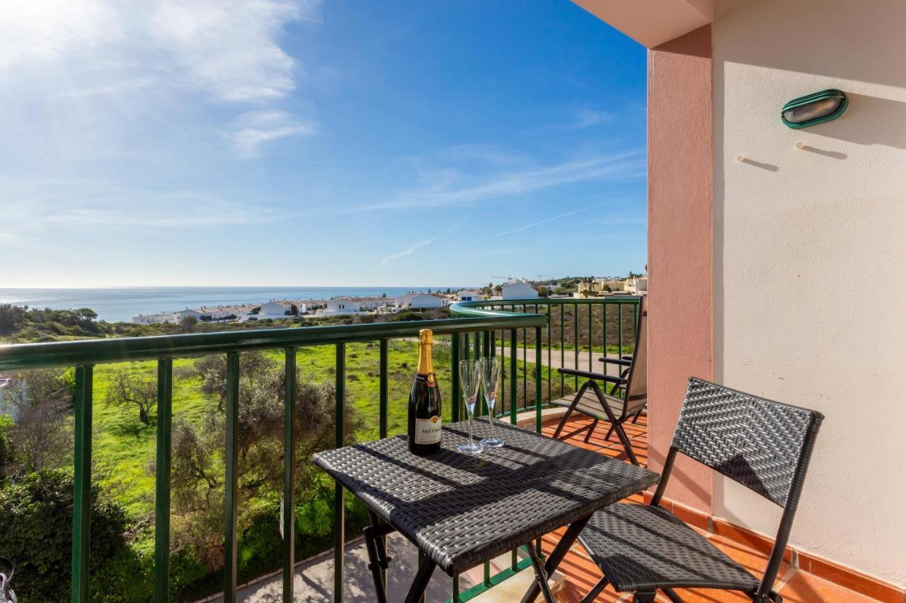 Apartment Lovely 2 Bedroom Including Pool, Stunning Ocean Views & Closeby *