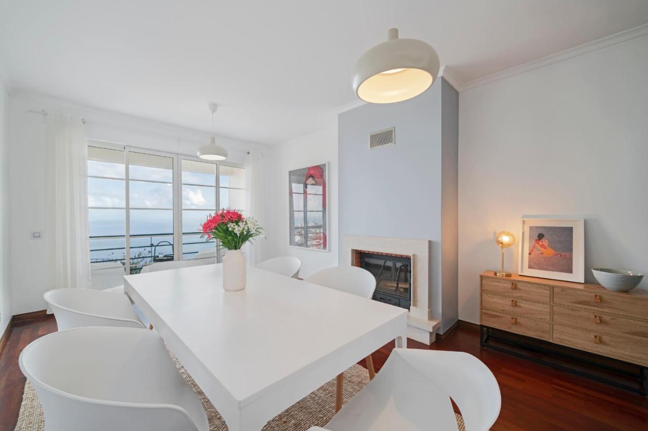 Casa Skyline By An Island *