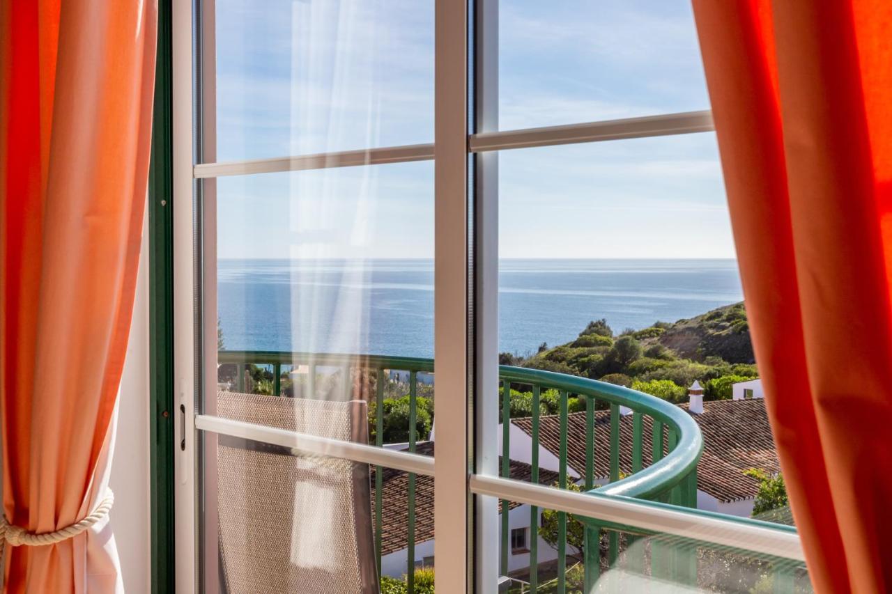 Lovely 2 Bedroom Including Pool, Stunning Ocean Views & Closeby