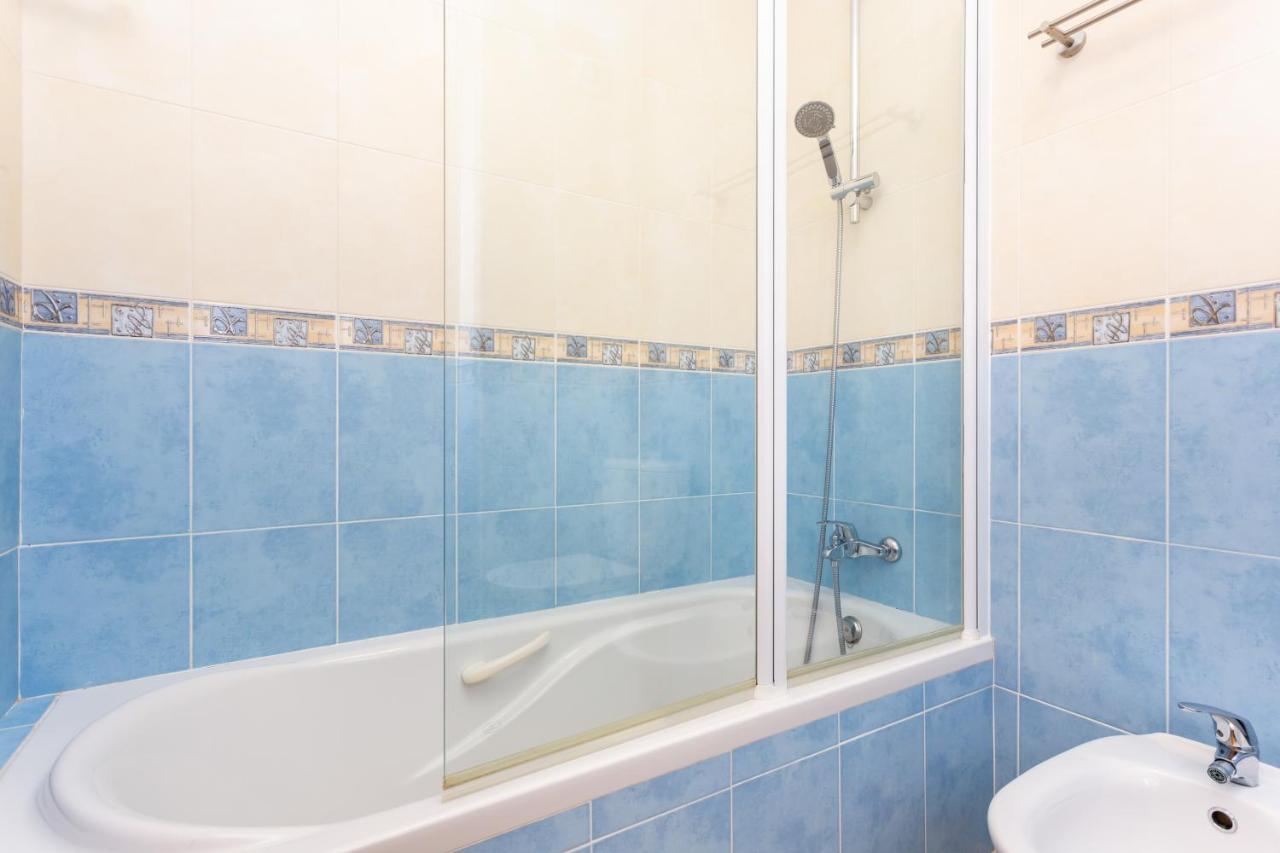 Lovely 2 Bedroom Including Pool, Stunning Ocean Views & Closeby Apartment *