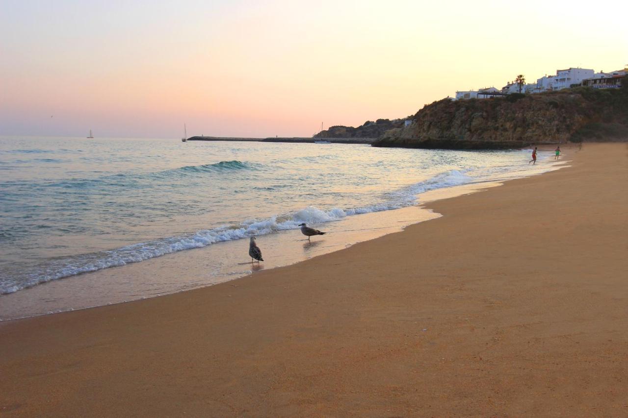 Warm Yellow Apartment Albufeira