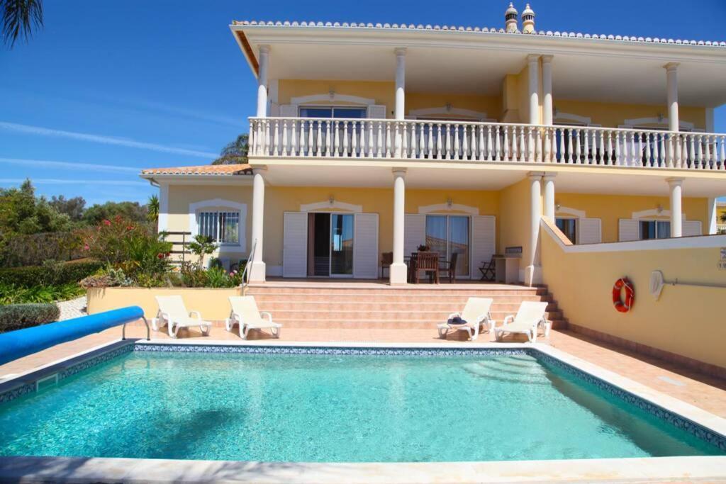 Villa G, Mira