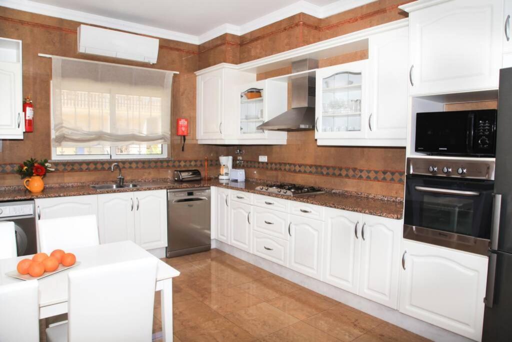 Villa G, Mira *