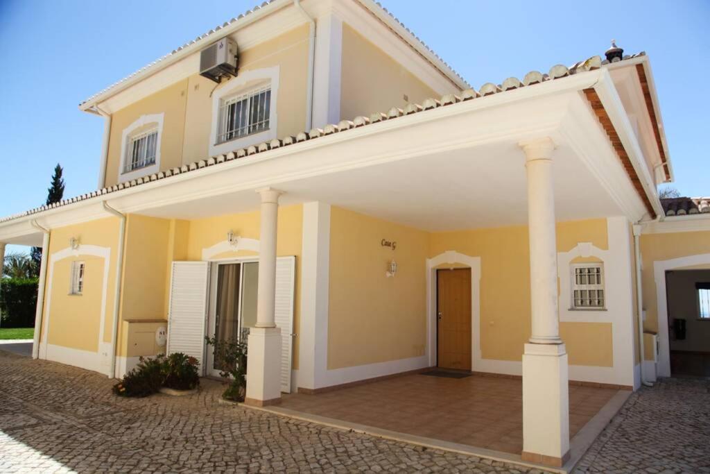 Villa G, Mira