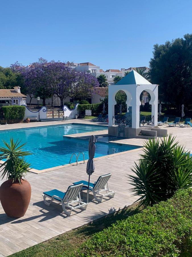 Villa C/ Piscina Proxima Da *
