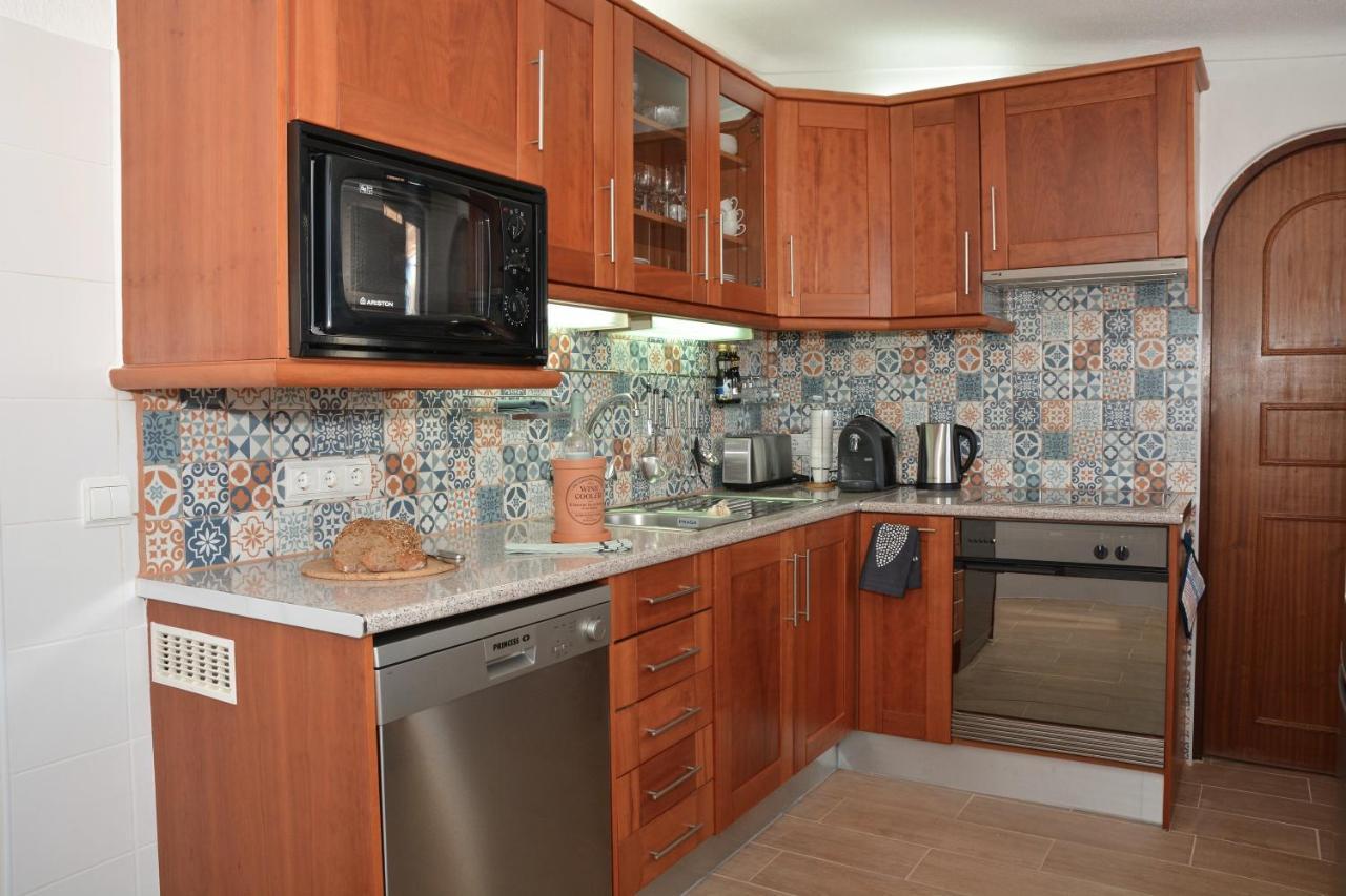 Shades Of Blue With Ocean View - Fast Wifi Apartment