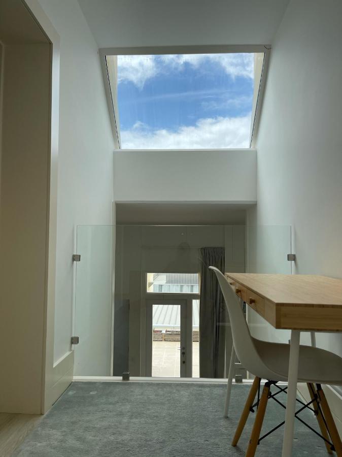 Beautiful Penthouse With Terrace - 4 Minute Walk To The