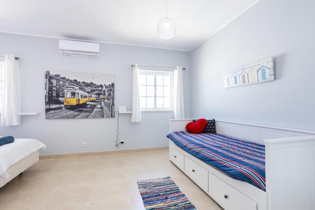 Newly Renovated 2 Bedroom Townhouse - Close To Holiday home *