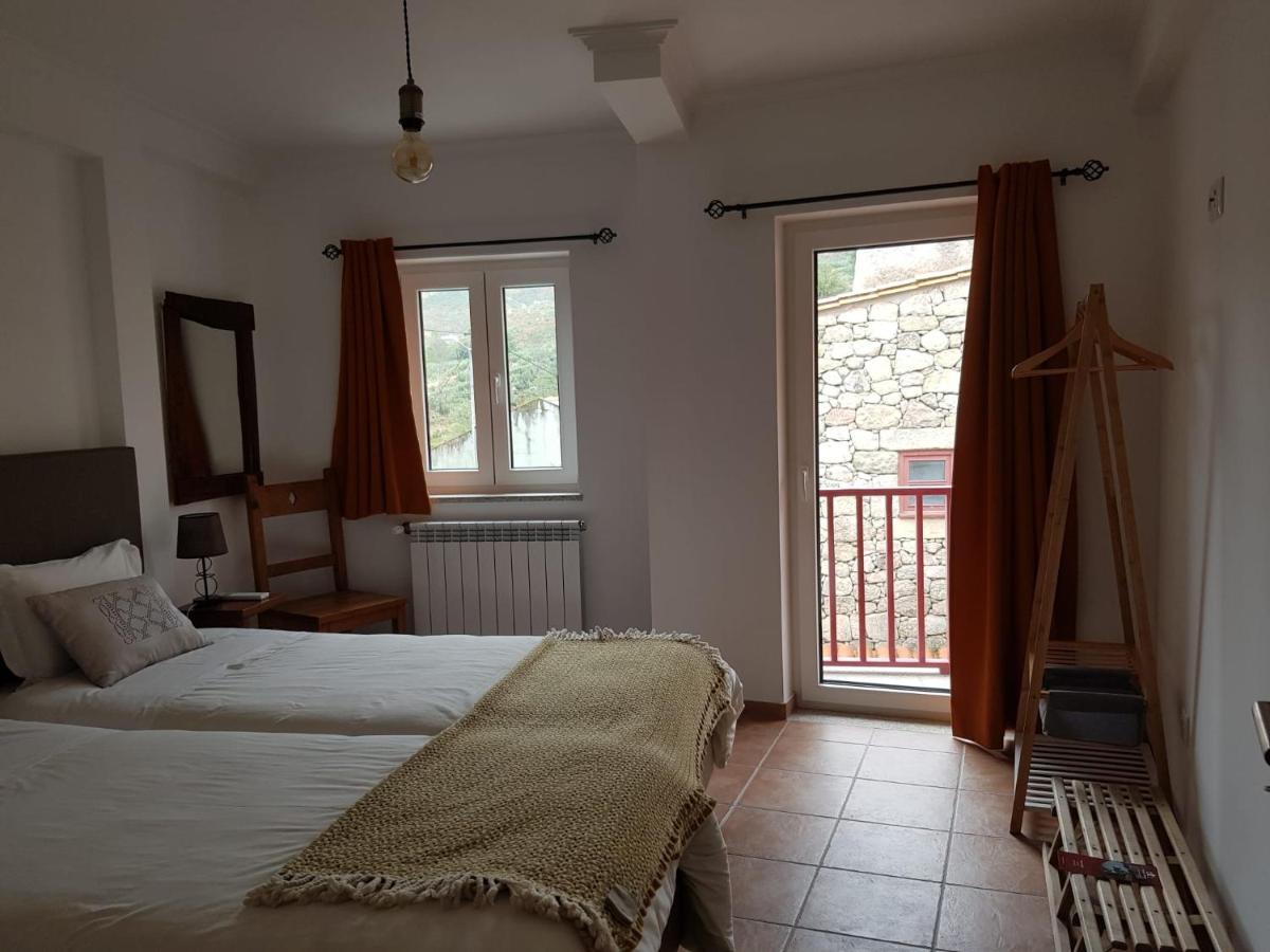 Casas Da Ribeira Seia