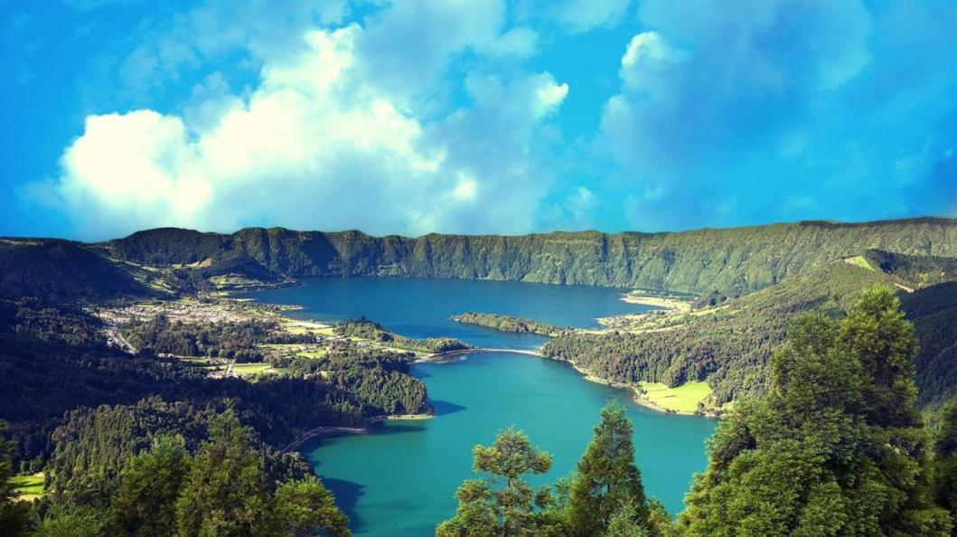 Azores - Casas Da Ladeira * Ponta Delgada (Sao Miguel)