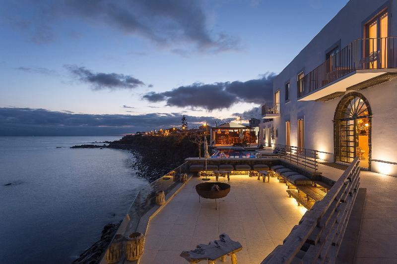 White Exclusive & Lagoa (Azores)