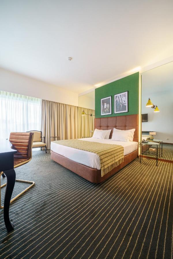 - Hotel, Termas & Hotel