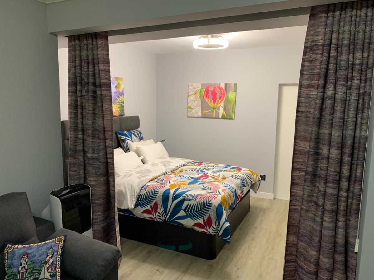 Funchal Apt- Sleeps 2 - Pool & Parking - Madeira Appartement *
