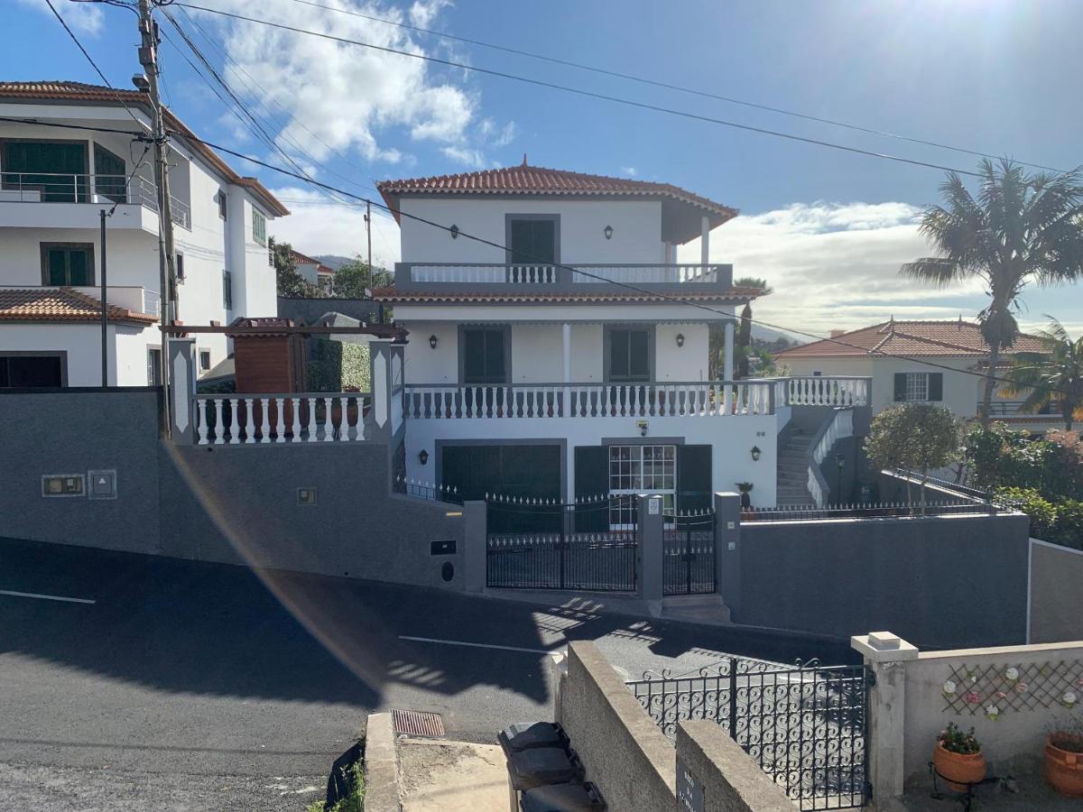 Funchal Apt- Sleeps 2 - Pool & Parking - Madeira Apartment